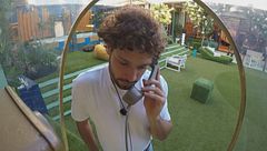 Mattia Scudieri al telefono per ascoltare una nuova lista di parole