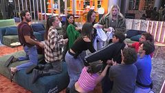 Seconda prova: Simone De Bianchi deve indossare più felpe possibile in un minuto