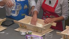 Davide Civitiello guida gli inquilini nella preparazione della pizza