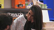 Omer Elomari infastidito dagli atteggiamenti di Rasha Younes