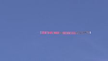 Uno striscione in romano per Rasha Younes e Omer Elomari