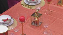 La tavola prende forma con le decorazioni natalizie