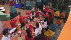 Gli inquilini brindano all'arrivo del Natale