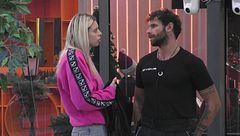 Giulia Soponariu espone i suoi dubbi a Domenico D'Alterio sul suo comportamento