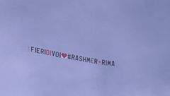 Un messaggio speciale nel cielo per Rasha Younes e Omer Elomari