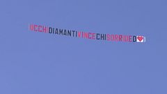 "Vince chi sorride": l'aereo per Domenico D'Alterio