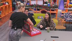 Giulia Soponariu rallegra il pomeriggio dei finalisti con uno snack