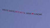 Una nuova scritta nel cielo: "Grazie per averci insegnato l'amore"