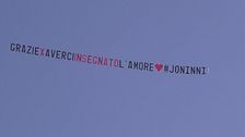 Una nuova scritta nel cielo: "Grazie per averci insegnato l'amore"