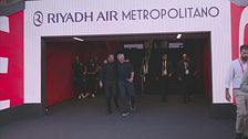Simeone e Mourinho si abbracciano mentre entrano in campo
