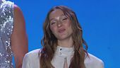 Sarah Toscano canta ''La notte vola''
