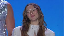 Sarah Toscano canta ''La notte vola''