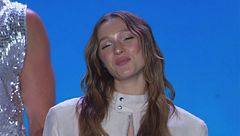 Sarah Toscano canta ''La notte vola''