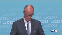 Merz: "Non mi arrendo", la paura dell'Europa
