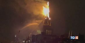 Le fiamme distruggono una chiesa ad Amsterdam