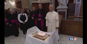 Auguri a Papa Leone e regalo ai Cardinali