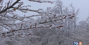 Gelo polare e tempeste ancora neve e pioggia