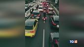 Paralizzano il traffico per girare un videoclip