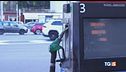 Tetto ai carburanti code e prezzi in calo