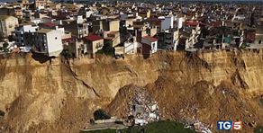 Frana ancora attiva "Ricollocare sfollati"