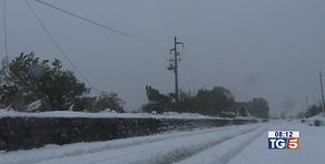 Fatto scendere dal bus, sotto la neve per 6 km