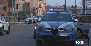Ruba l'arma a vigilante, poi spara alla polizia