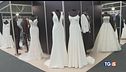 Pizzo e glitter per la sposa, verde per lui