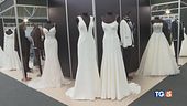 Pizzo e glitter per la sposa, verde per lui