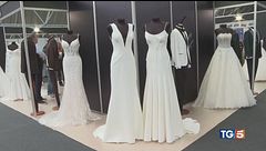 Pizzo e glitter per la sposa, verde per lui