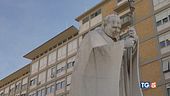Il Papa sta meglio, lavora dal Gemelli