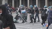 Guerriglia in piazza città in fiamme