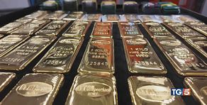 Lecce: getta per errore 20 lingotti d'oro nella spazzatura, recuperati grazie ai carabinieri