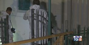 Uomo trovato senza vita sul balcone di casa