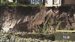 Maltempo senza tregua Un morto per una frana