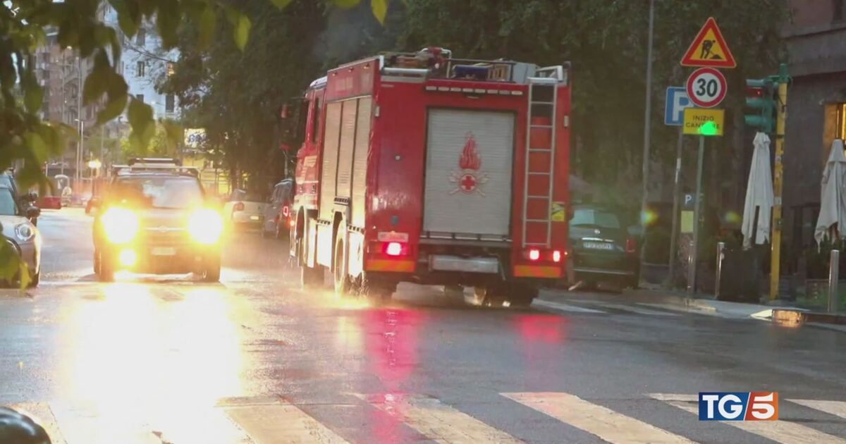TG5: Pioggia, frane, un morto e il Papa tra i fedeli Video | Mediaset ...