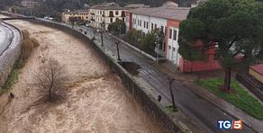Maltempo senza tregua un morto per un crollo