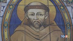 Ecco San Francesco l'abbraccio di Assisi