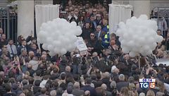 Folla in lacrime per il piccolo "guerriero"