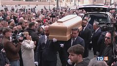 Roma abbraccia Enrica, "Amore fino alla fine"