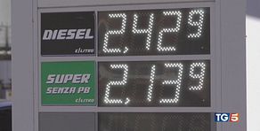 Petrolio su borse giù Carburanti meno cari