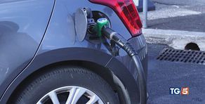 Più cari gas e luce ed è corsa al pieno