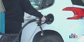 Più cari gas e luce ed è corsa al pieno