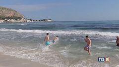 Pasqua, sole e caldo La veglia con il Papa