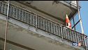 Si getta dal balcone con i tre figli piccoli