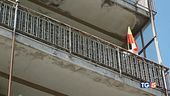 Si getta dal balcone con i tre figli piccoli