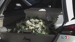 Un addio straziante al bimbo morto in piscina