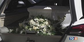 Un addio straziante al bimbo morto in piscina