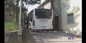 Aggredita a martellate dal marito sull'autobus