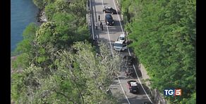 Auto travolge ragazzi Muore 17enne, 3 feriti