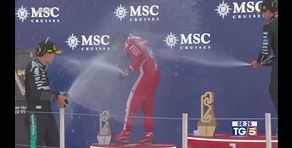 Prima vittoria in rosso per Lewis Hamilton